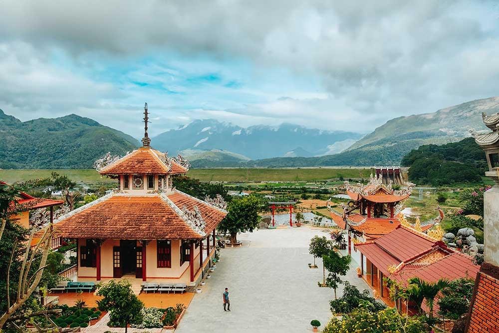 Thị trấn D'ran nằm trên cung đường đèo uốn lượn, khung cảnh thơ mộng.